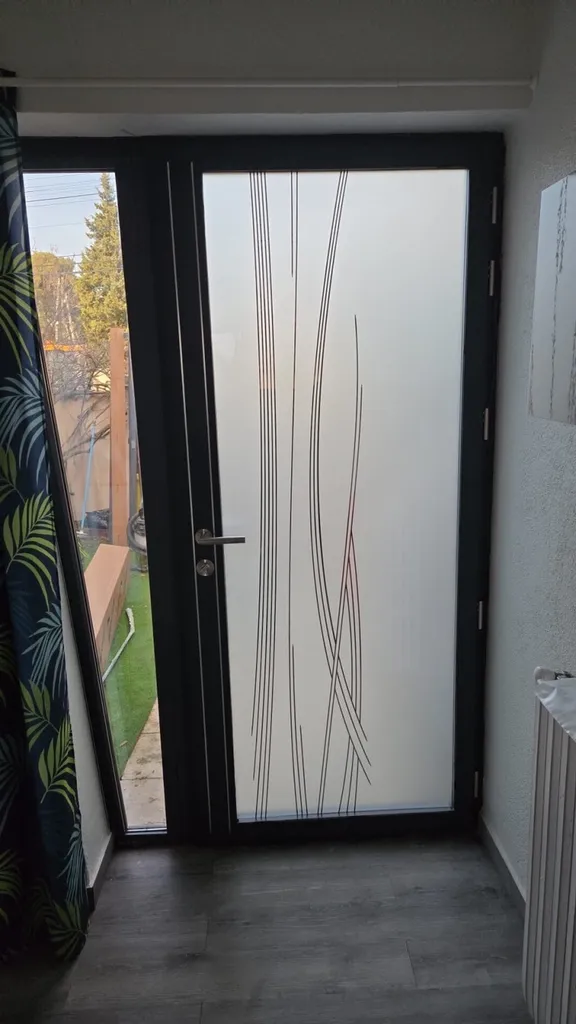 Mise en place d'une porte d'entrée Kline modèle luminescence modèle Saule sur Martigues