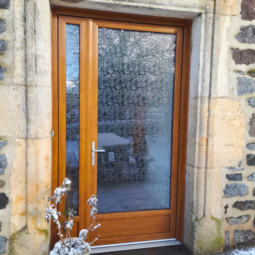 installation d'une porte-fenêtre Bouvet 2 vantaux en PVC chêne doré par 3 Baies à Solignac-sur-Loire en Haute-Loire (43)
