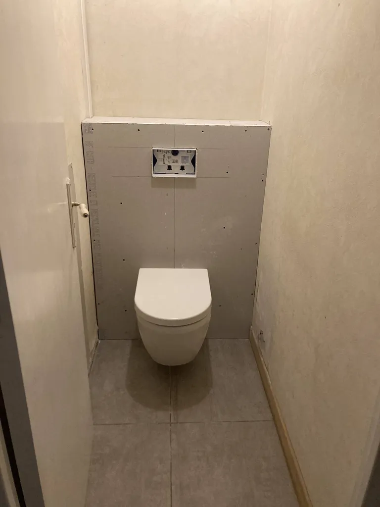 Les atouts des WC suspendus face aux modèles classiques dans votre salle de bains bordelaise