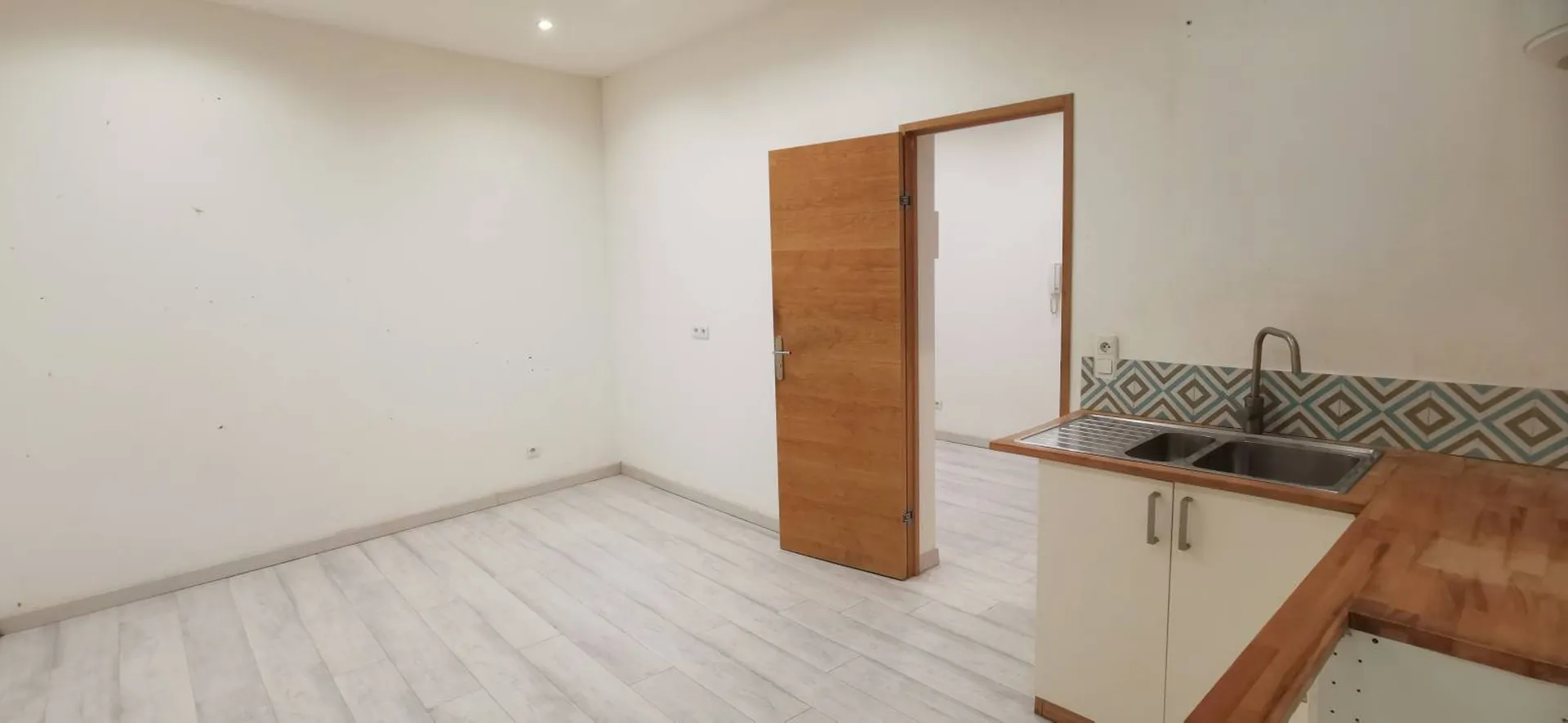 A  vendre immeuble Aubagne centre ville  composé d'un local et 4 appartements