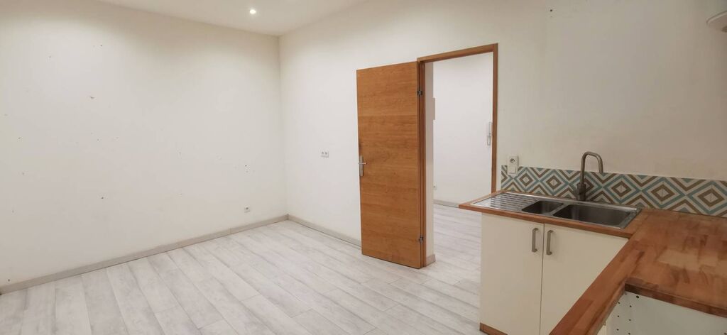 A  vendre immeuble Aubagne centre ville  composé d'un local et 4 appartements