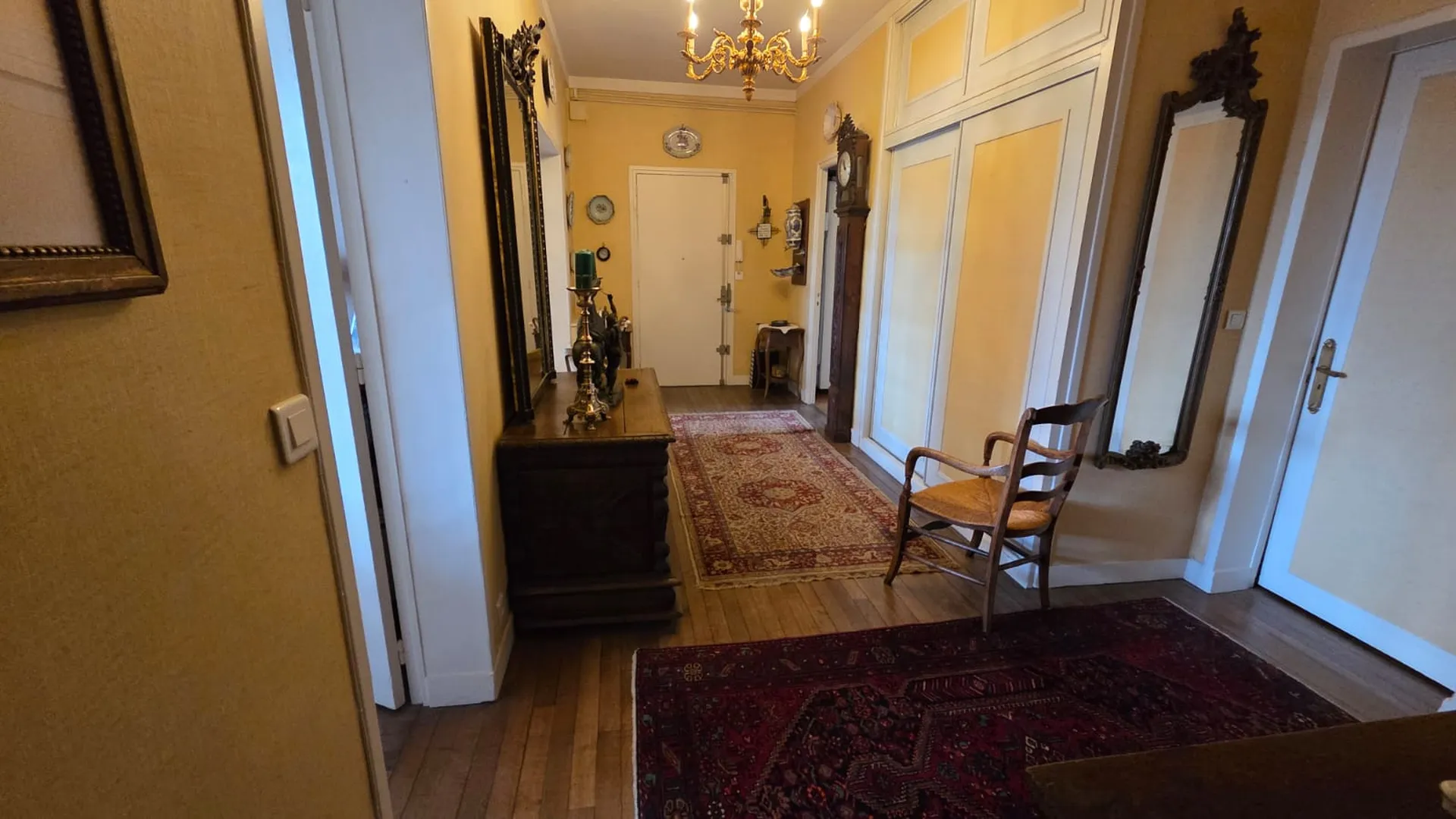 A vendre appartement de charme, alliant authenticité et emplacement privilégié, à proximité immédiate des commerces.