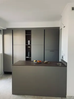 Photo d'une cuisine sur mesure contemporaine style rétro installé à Six Fours dans le Var