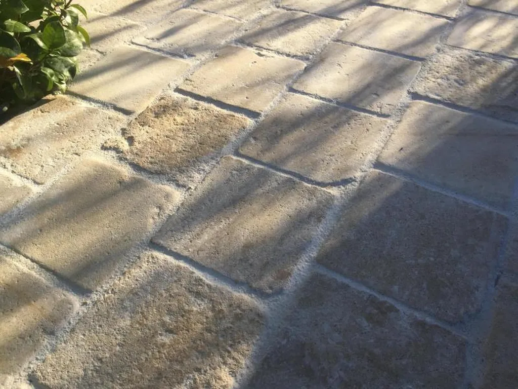 Pavés Limoges – FRANCEPIERRE : Pavés Antica & Montignac en Pierre Naturelle pour Aménagements Extérieurs Haut de Gamme