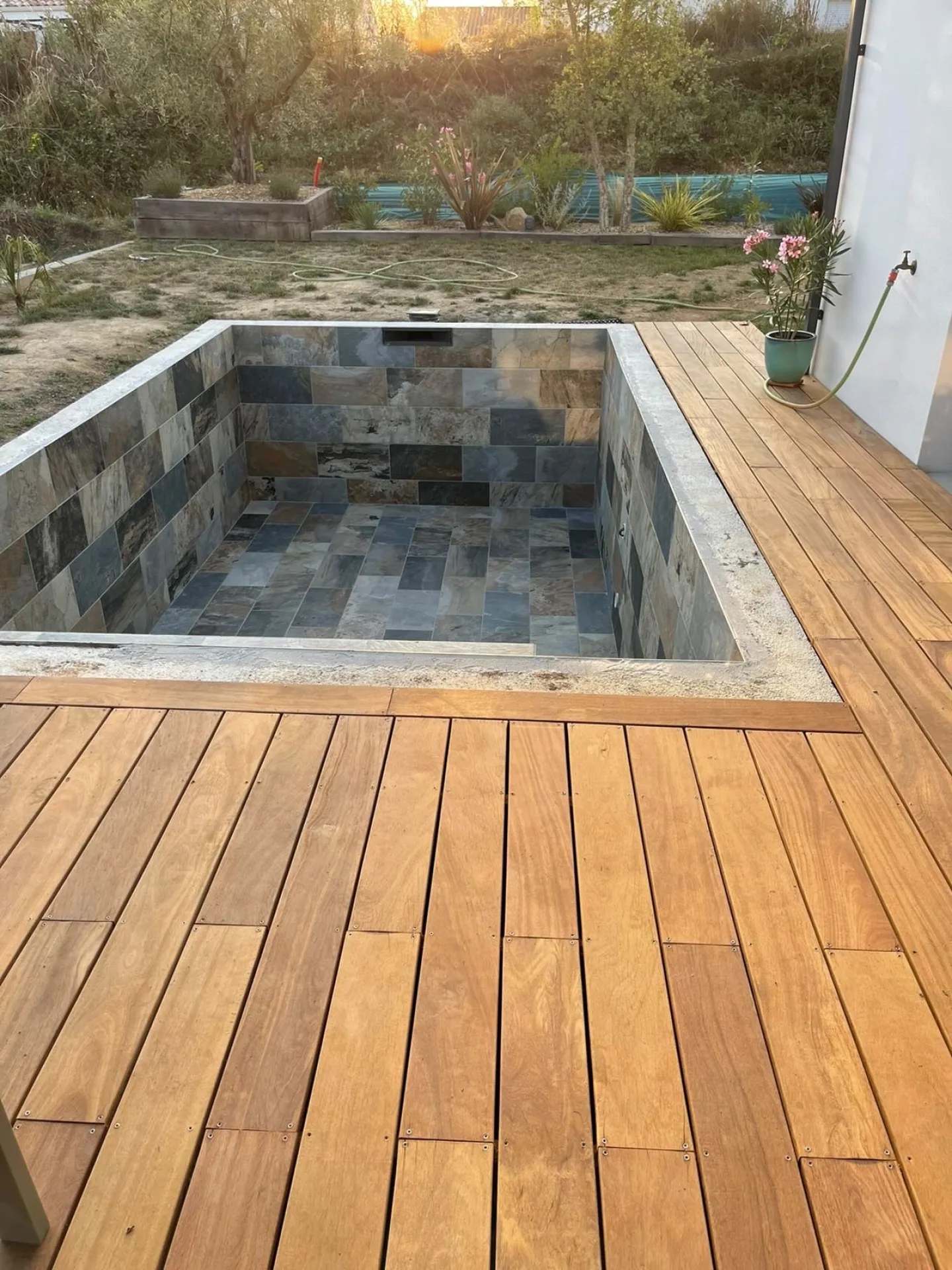 Pour vos projets de piscine, découvrez nos carrelages extérieurs imitation pierre à coller disponibles près de Rouen et Isneauville.