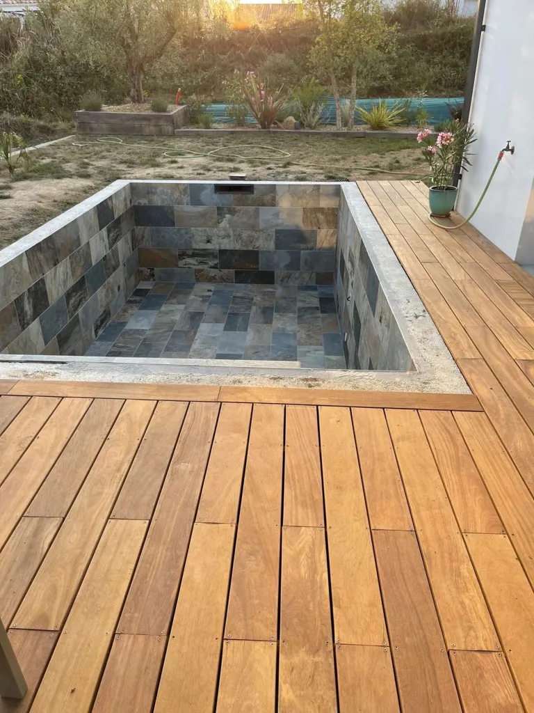 Pour vos projets de piscine, découvrez nos carrelages extérieurs imitation pierre à coller disponibles près de Rouen et Isneauville.