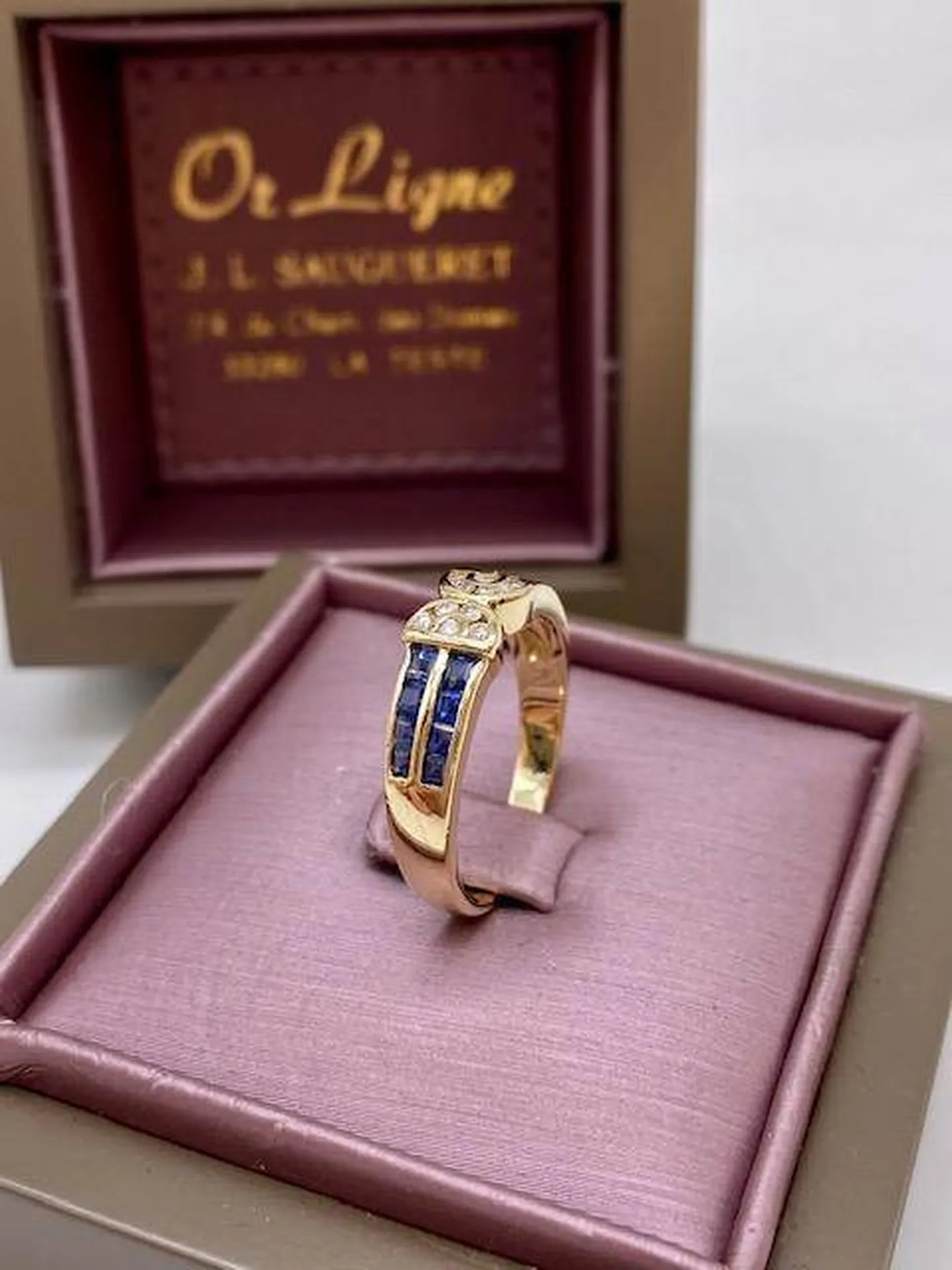 Bague de seconde main en or 750/1000ème saphirs carrés et diamants en dépôt vente chez Or Ligne à La Teste de Buch près de Bordeaux