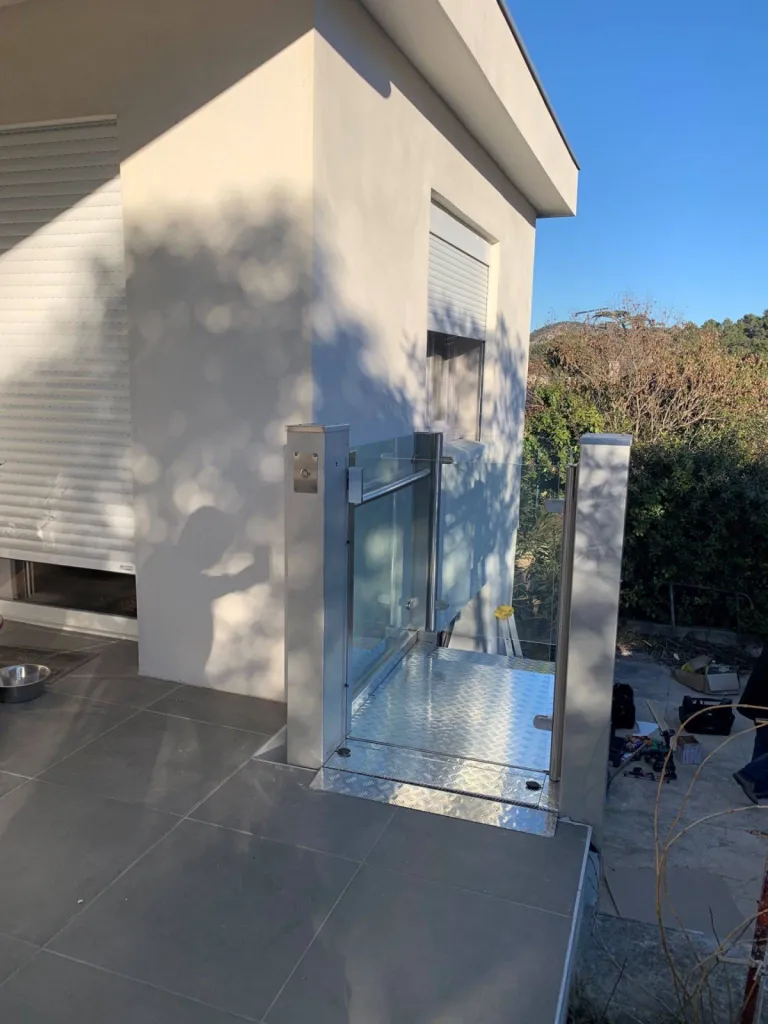 Le matériel se fond dans son environnement lors de l'installation d'une plateforme verticale Barduva RB 150 en extérieur à Carnoux près de Marseille