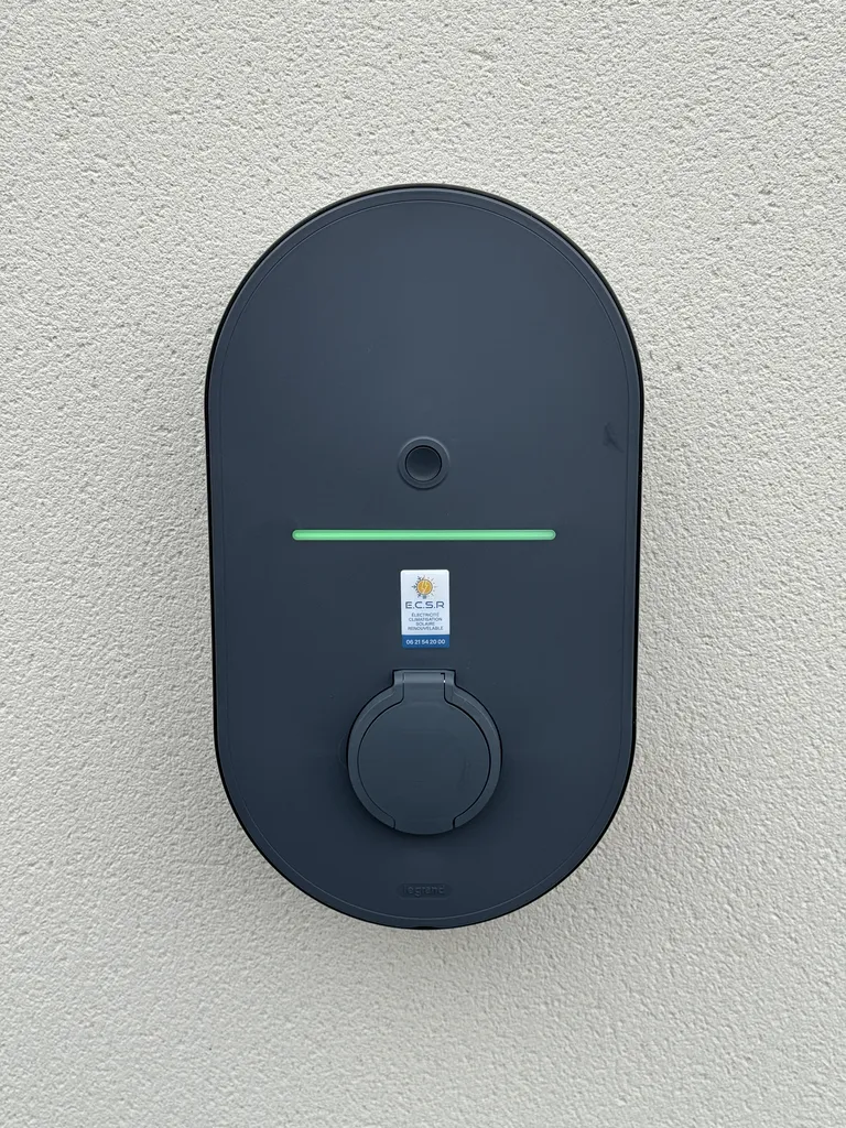 Pose d'une borne de recharge IRVE Legrand 7,4 kW en garage à Vayres (33870) – ECSR