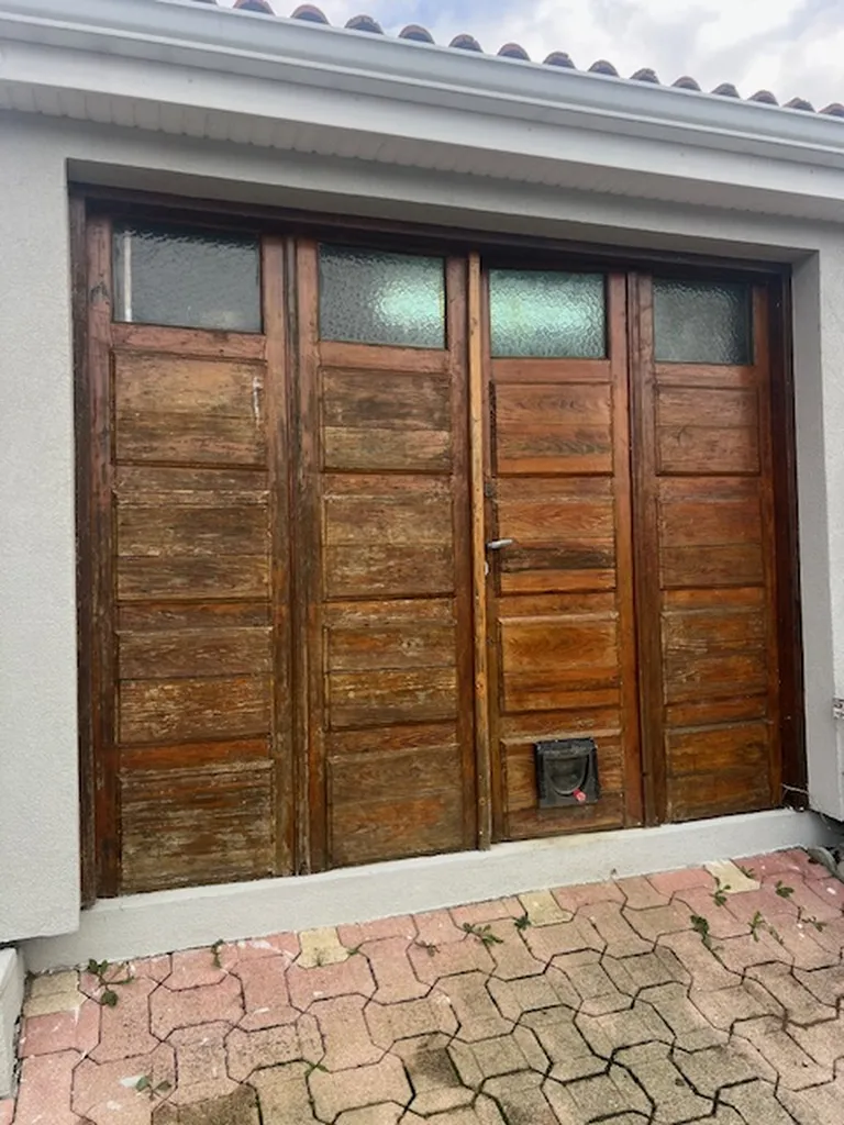 Pose porte-fenêtre vitrée PVC  deux vantaux avec châssis fixes latéraux en rénovation à Castelginest