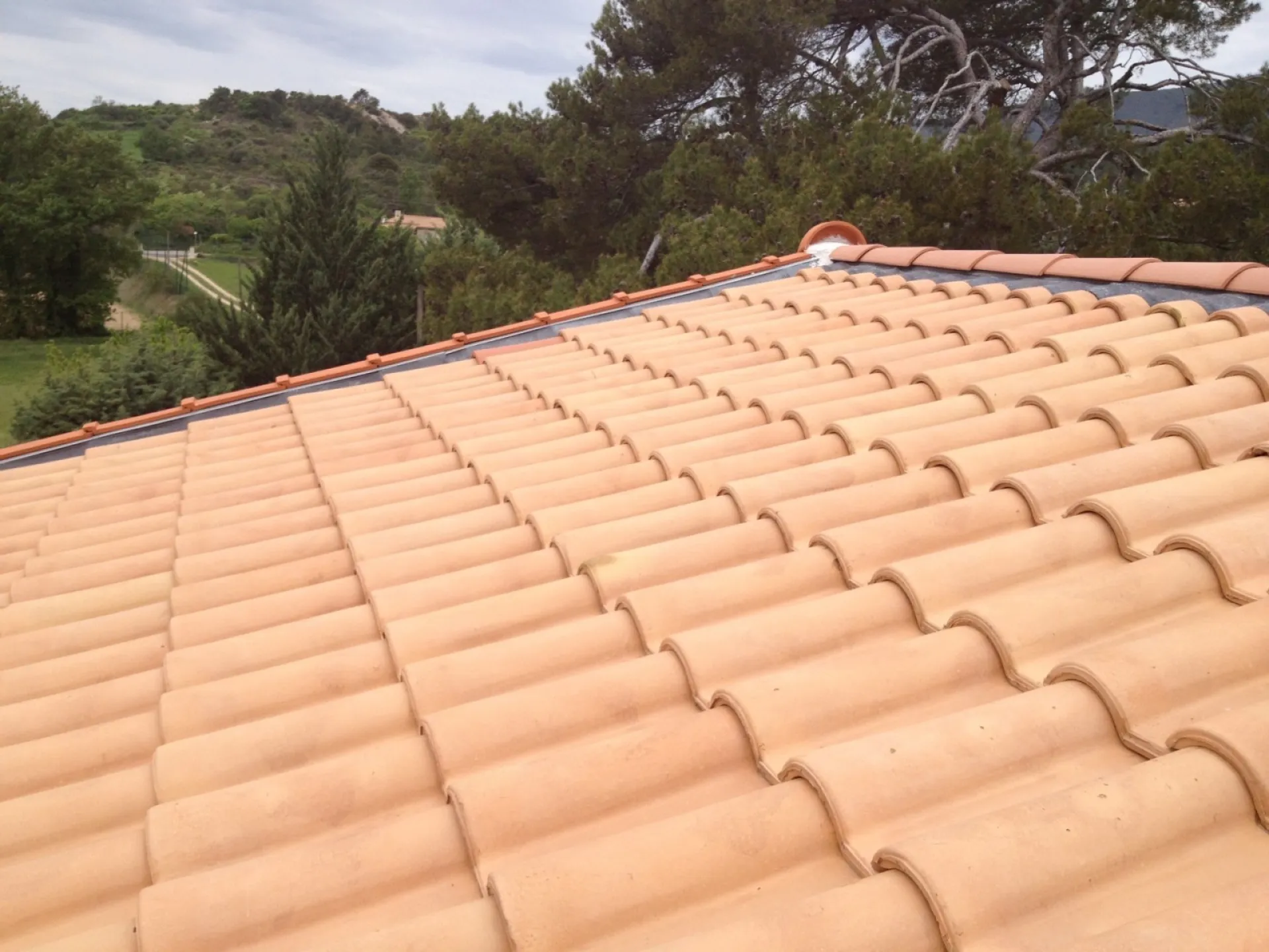 toiture rénovée avec faitage rive et nettoyage sur aix en provence