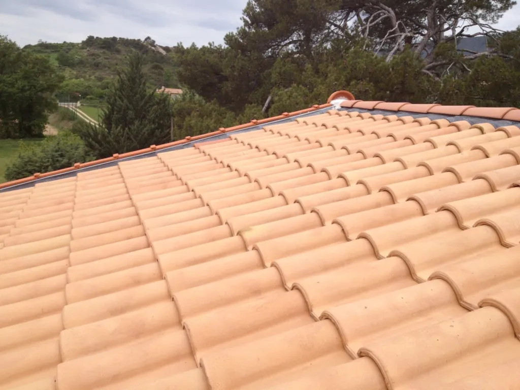 toiture rénovée avec faitage rive et nettoyage sur aix en provence
