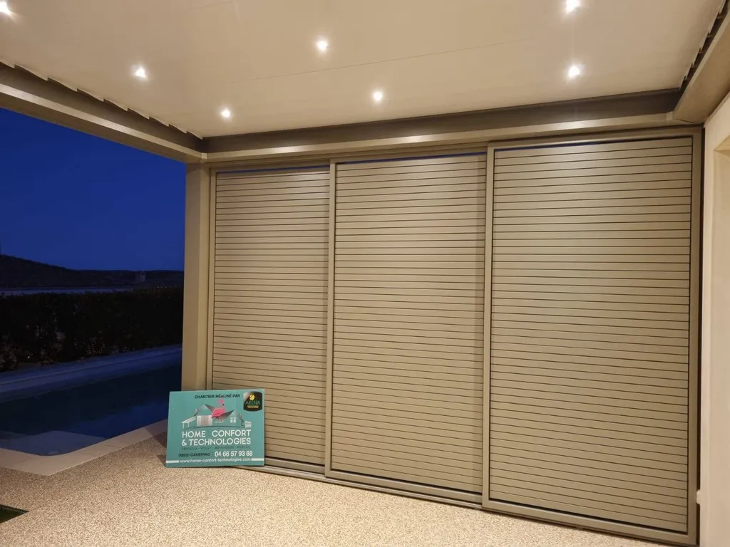 Installation d’une pergola AKENA bioclimatique avec intégration de spots LED et brise‑vue à Quissac proche de Nîmes