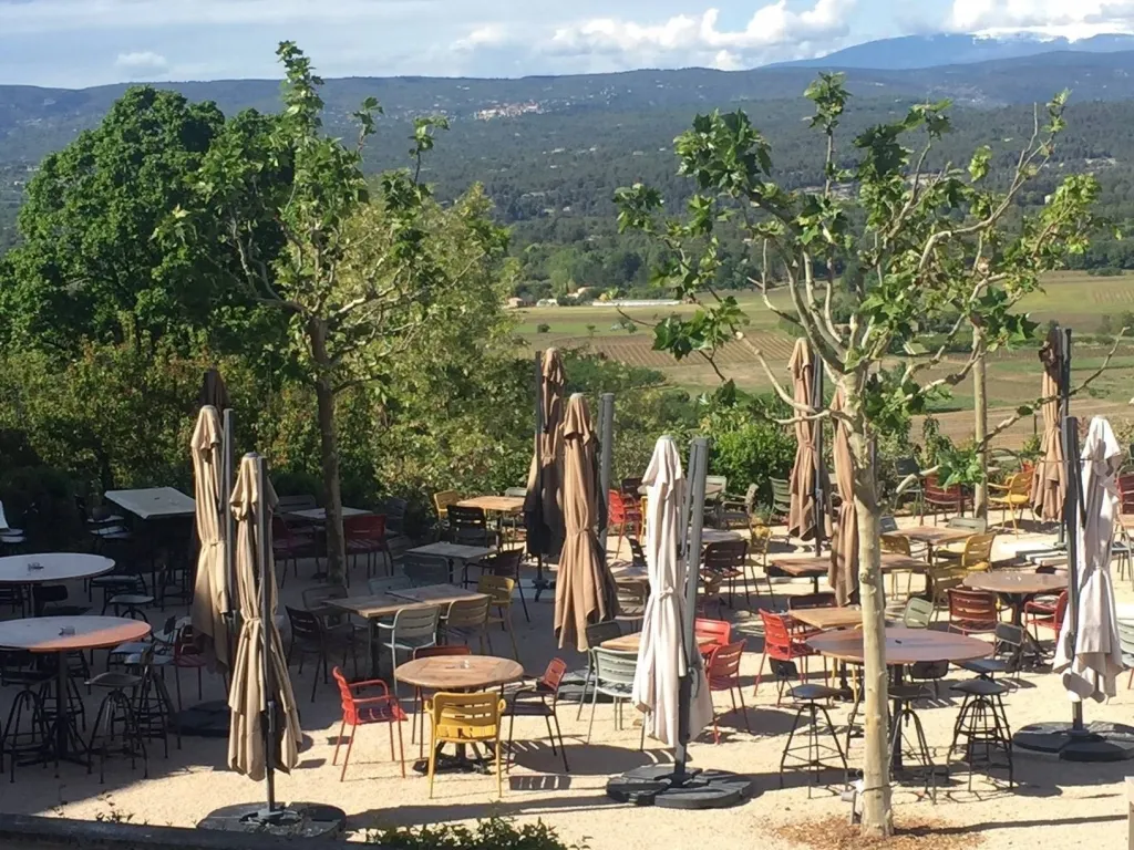 La terrasse du bistrot le 5 à Menerbes réalisée par Sacha HOUANT Project Manager et son équipe