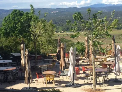La terrasse du bistrot le 5 à Menerbes réalisée par Sacha HOUANT Project Manager et son équipe