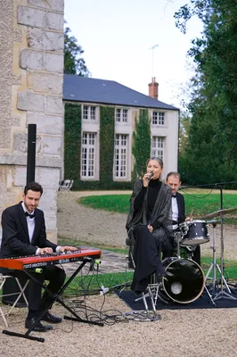 Une élégante et magique cérémonie laïque de mariage organisée dans le parc d'un Château près de Paris