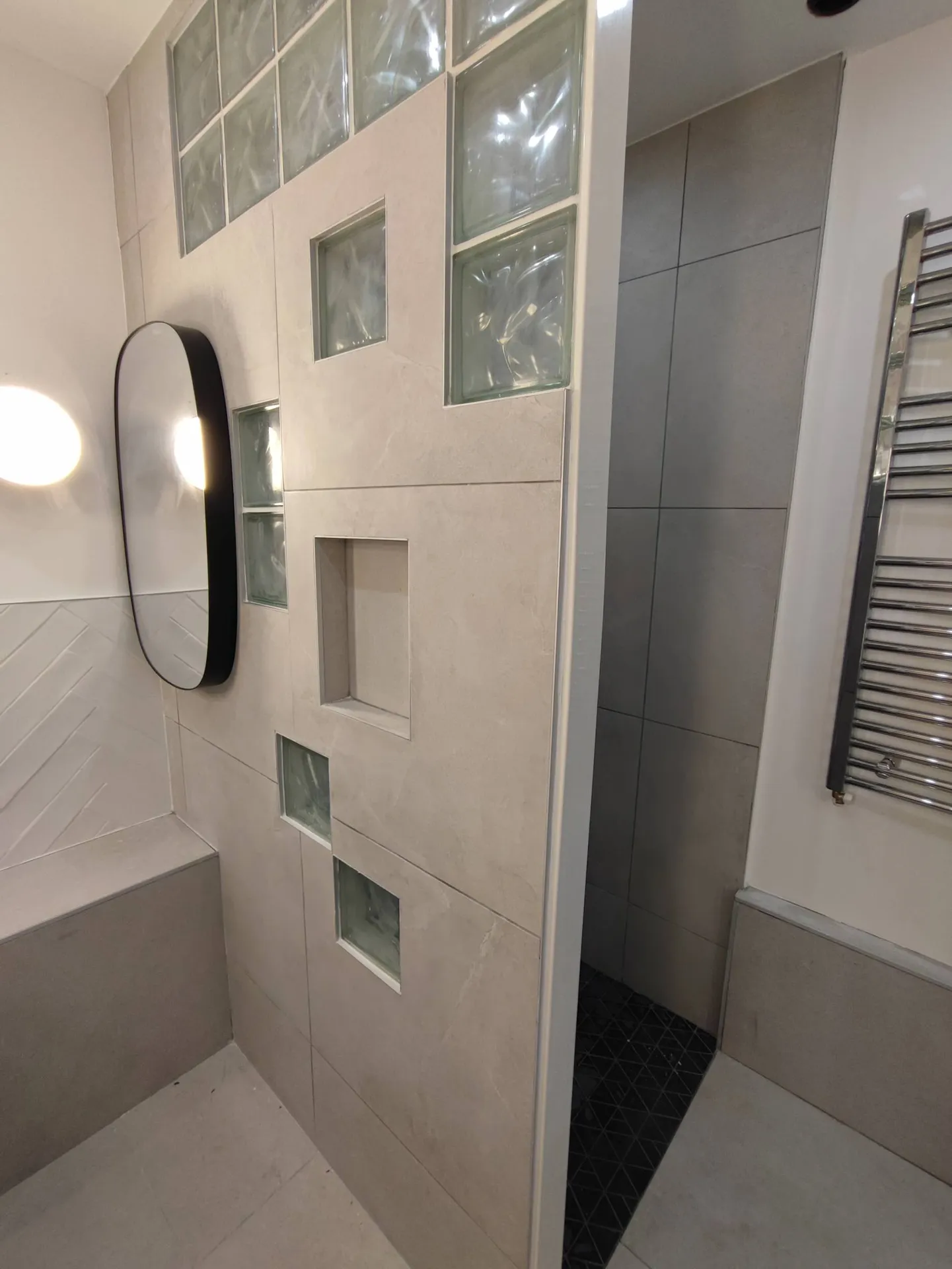 Aménagement de salle de bain haut de gamme à Trets : architecte d'intérieur, niches et faux plafond