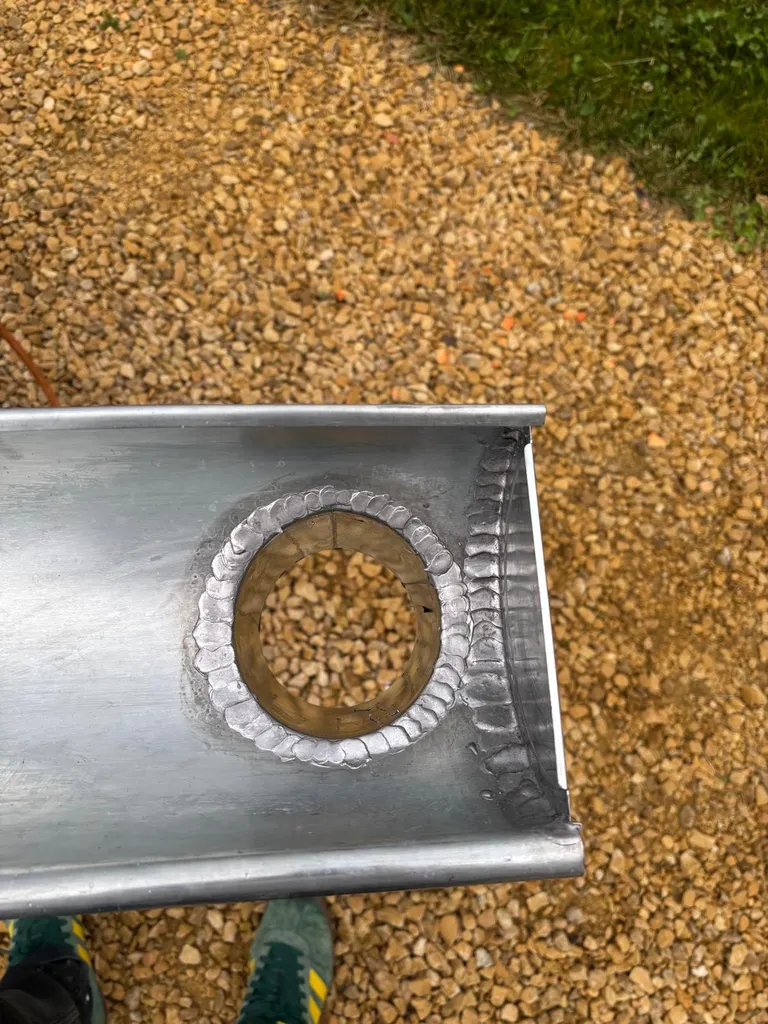 Installation de gouttière zinc et chéneau à Orange artisan zingueur pour toiture neuve ou à rénover