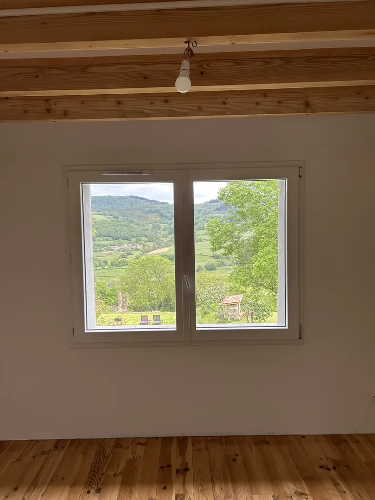 Fenêtre après rénovation améliorant l’isolation thermique et le confort dans une maison en pierre à Beaujeu (Rhône 69)