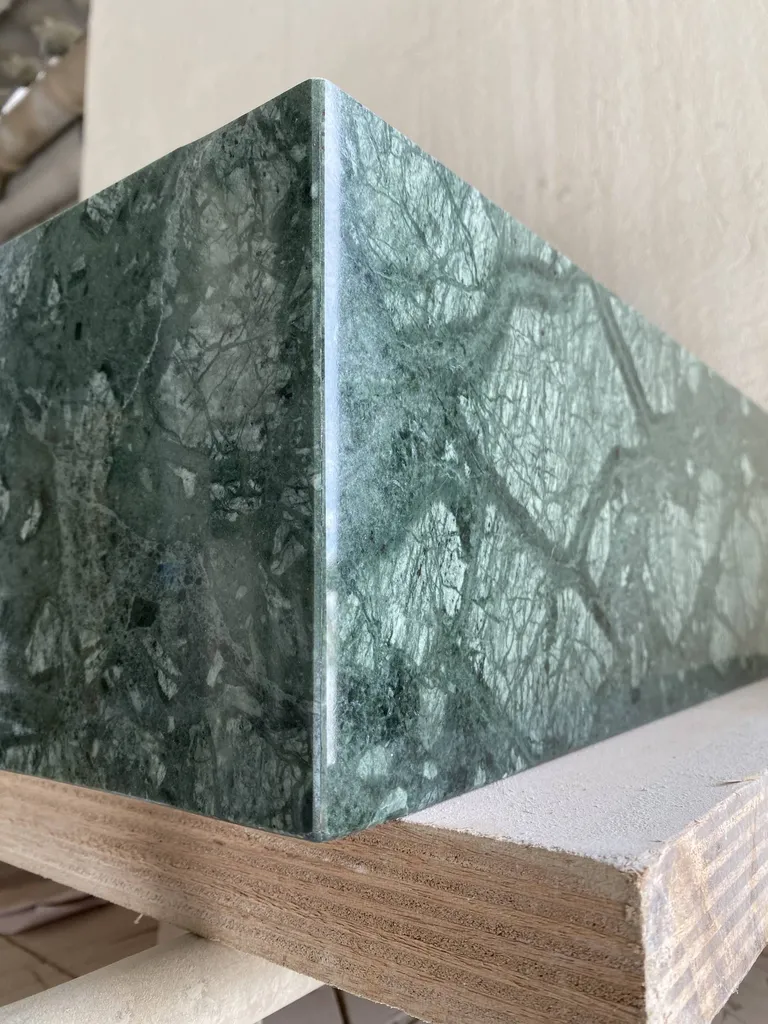 Réalisation d'un comptoir en marbre vert du Guatemala à Fontvieille