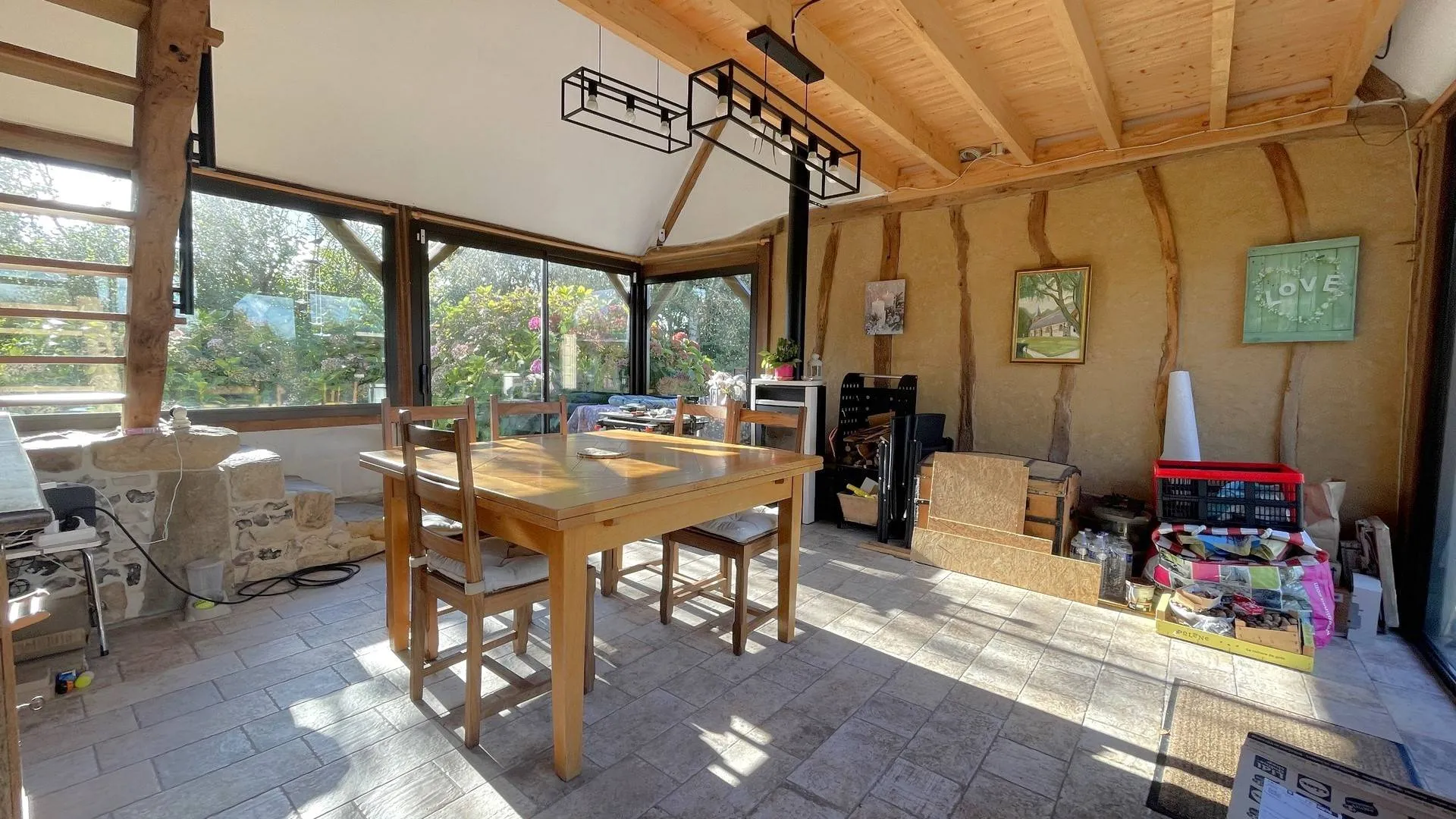 Maison avec dépendance et grand terrain à vendre : La propriété inclut une dépendance de 75 m², idéale pour un atelier ou un gîte, ainsi qu’un double garage de 50 m².