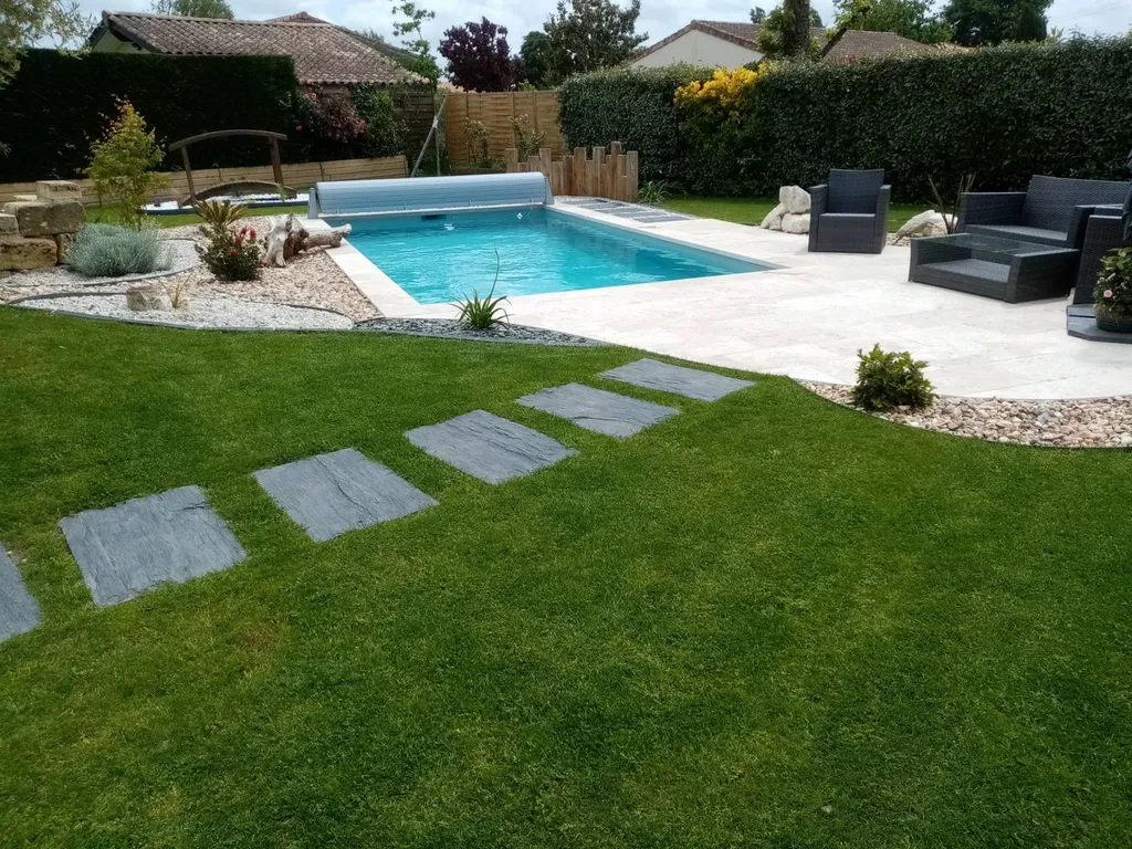 Création d'une piscine traditionnelle avec terrasse et aménagement paysagers