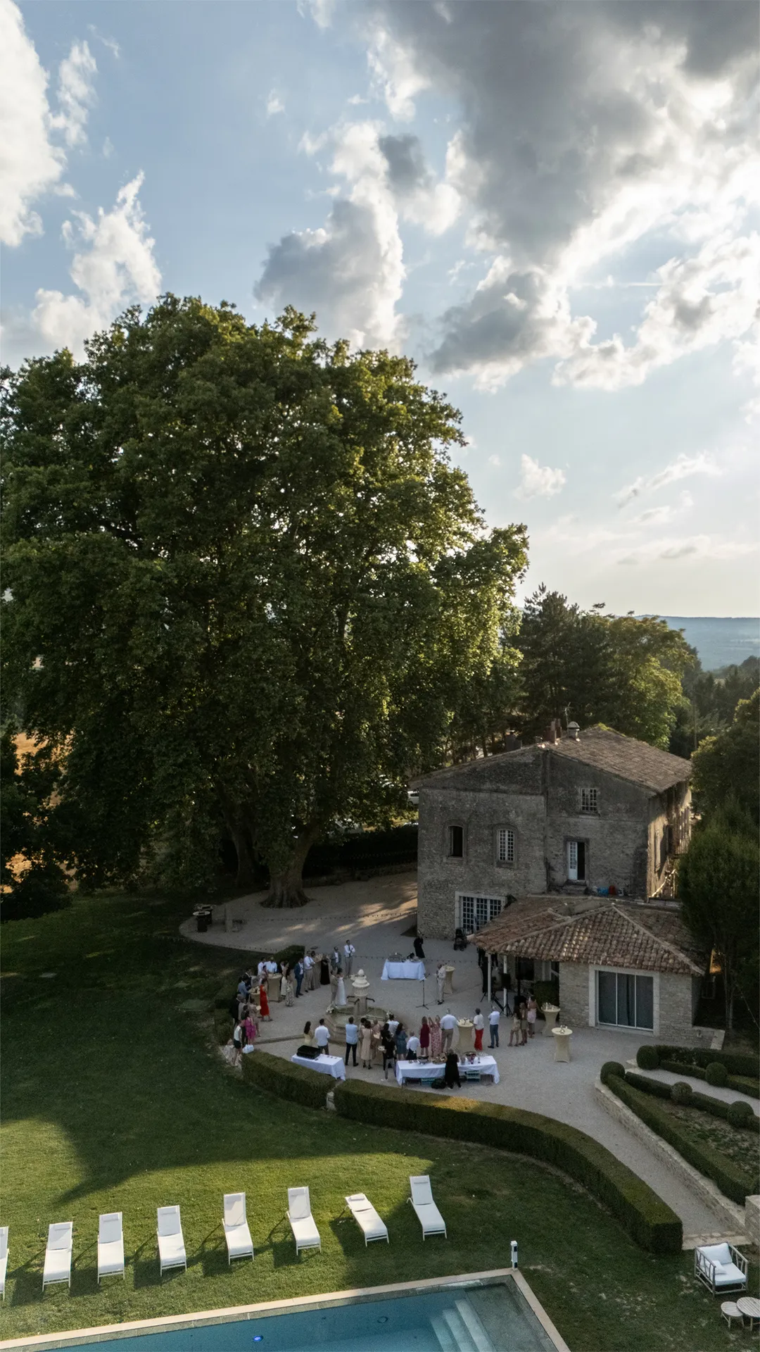 Domaine de charme pour mariage bohème accessible facilement depuis la gare Avignon TGV proches Sorgues et Monteux : domaine de charme pour mariage en Provence avec dortoir et brasero, piste de danse