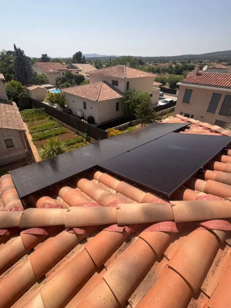 Pose de panneaux solaires photovoltaïques à Saint-Cyr-sur-Mer à côté de Bandol dans le Var