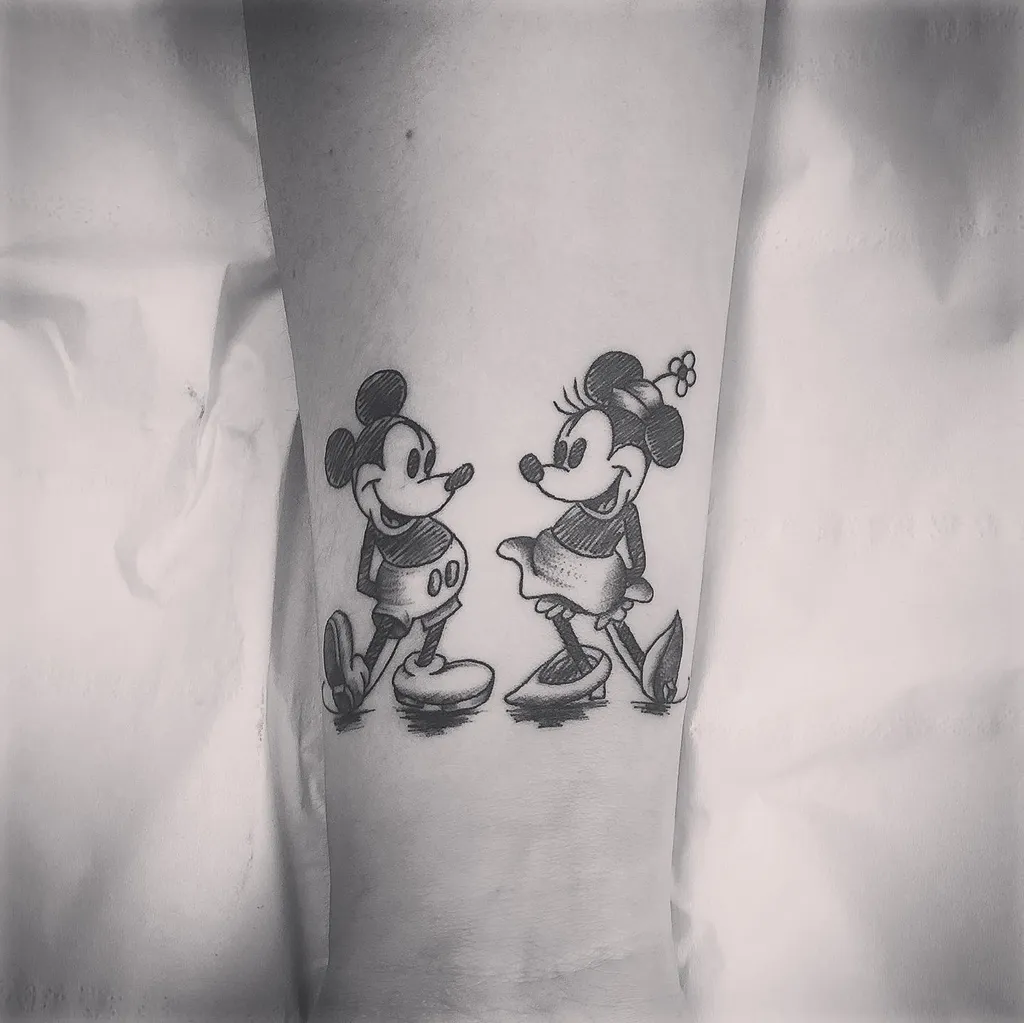 Réalisation d'un tatouage Mickey et Minnie en miroir sur un avant-bras près de Tassin la Demi Lune