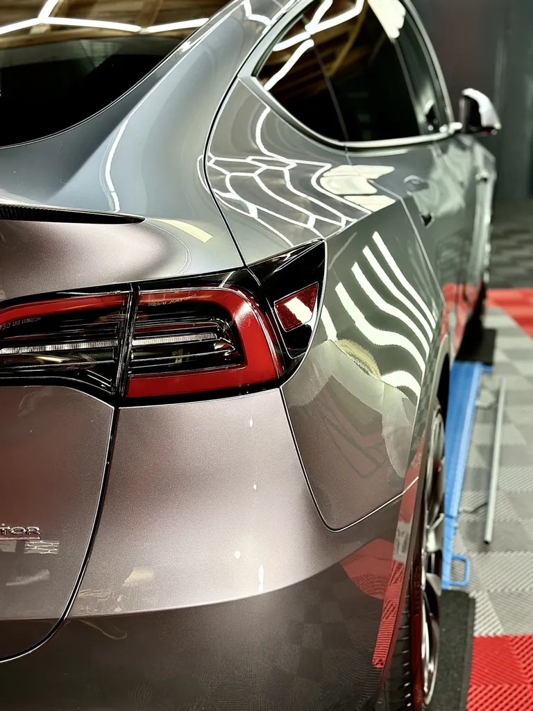 traitement céramique Lyon film de protection carrosserie PPF film plastique carrosserie Tesla model Y Lyon 