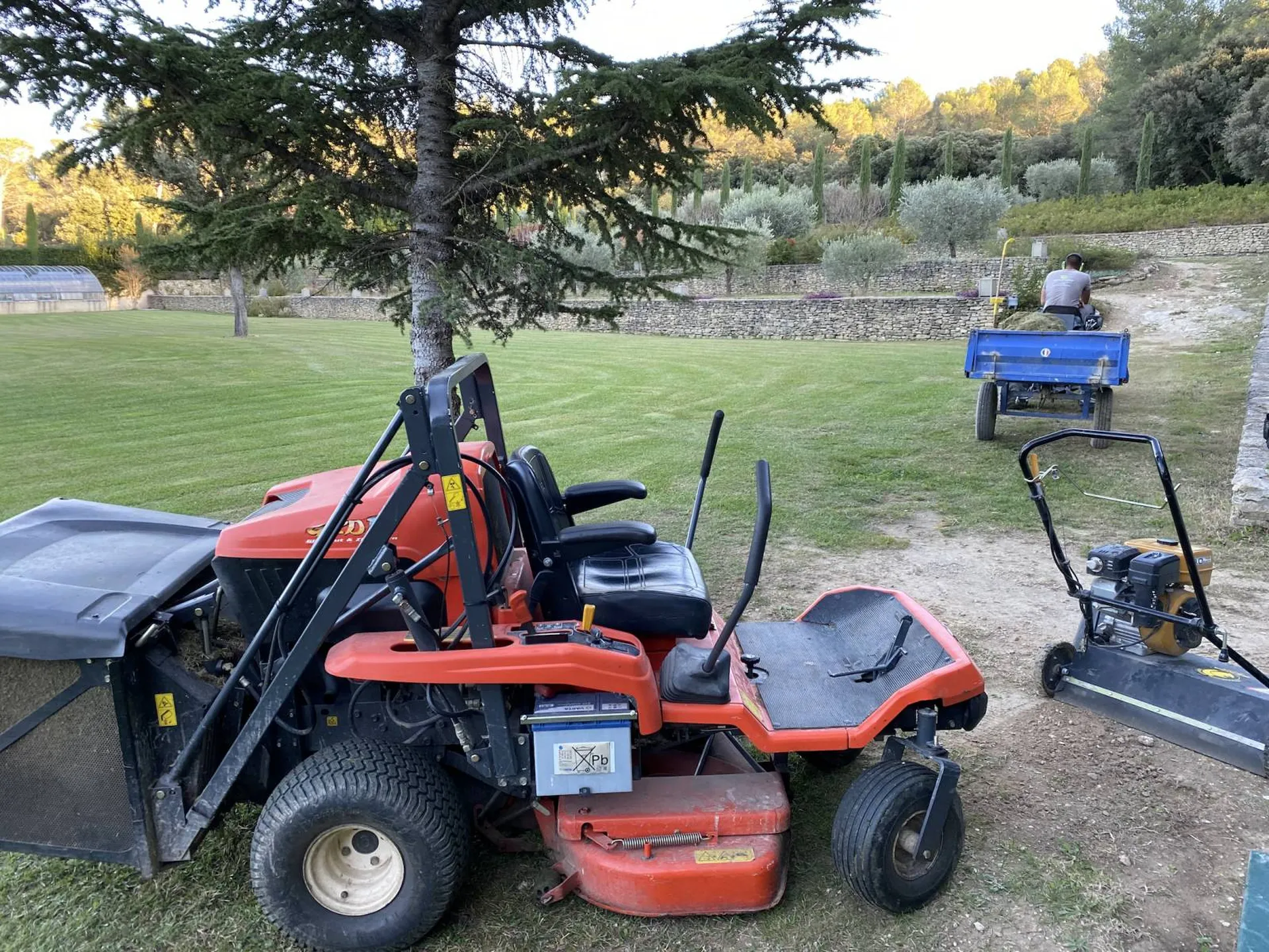 Entretien de jardin à Saint-Rémy-de-Provence, 13210, pour des espaces extérieurs soignés et adaptés aux besoins spécifiques de chaque terrain dans les Alpilles