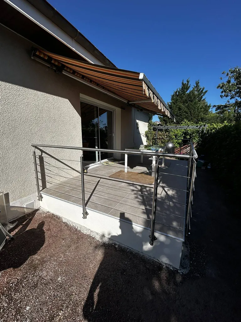Aménagement d’une terrasse avec rampe d’accès pour personnes à mobilité réduite lors de travaux de rénovation à Belleville-en-Beaujolais ( 69)