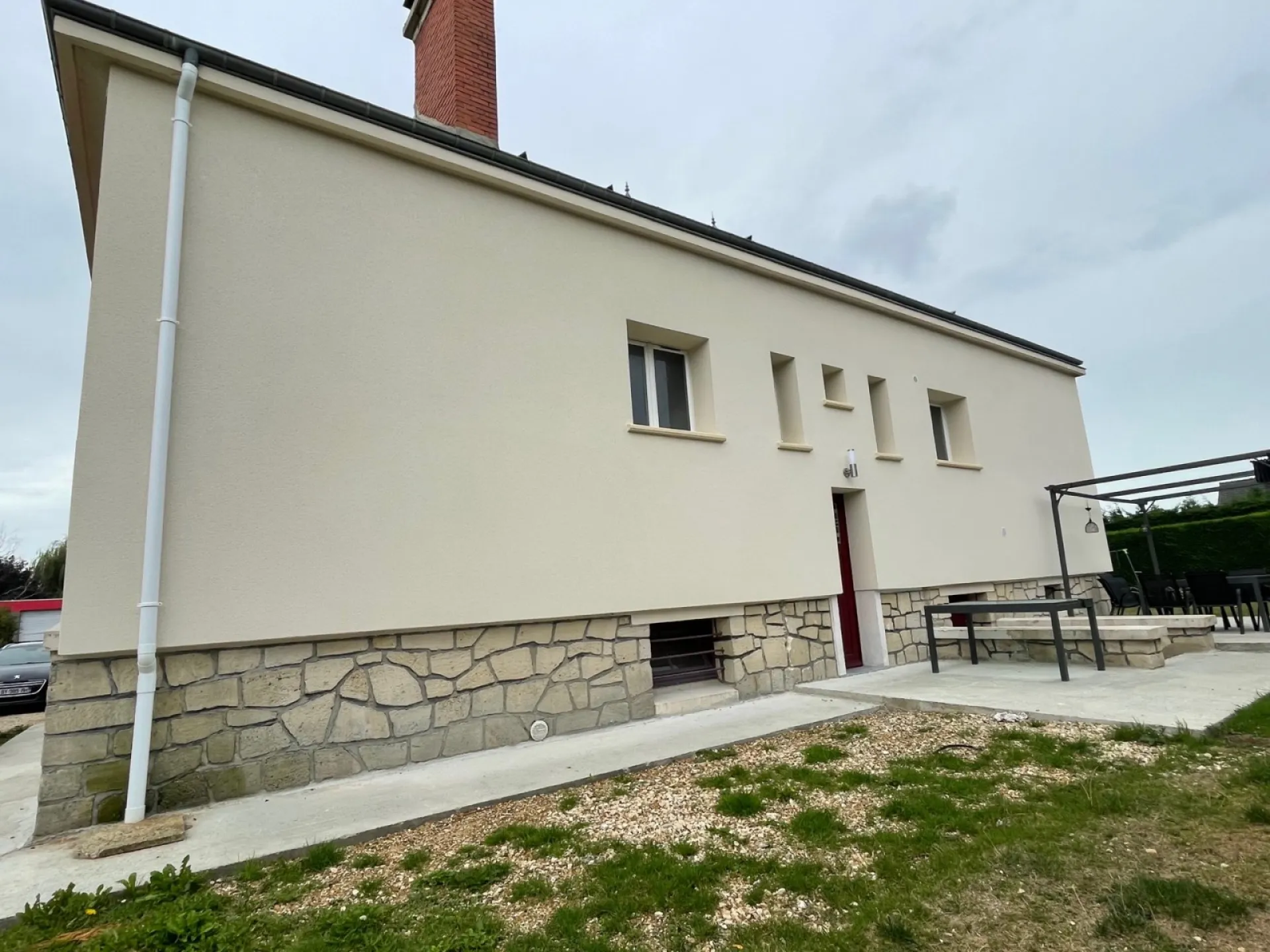 Isolation thermique par l’extérieur en laine de roche et enduit de façade projeté à la chaux aérienne réalisé par entreprise RGE près du Havre 76