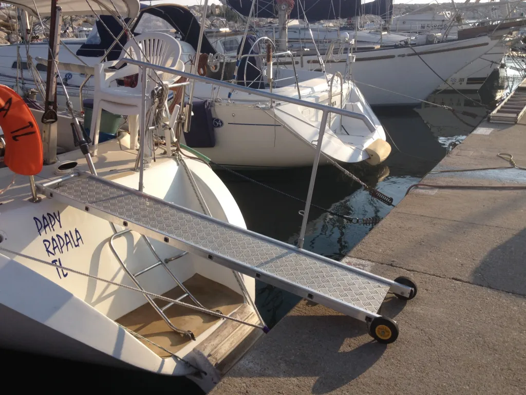FABRICATION DE PASSERELLE D'ACCES POUR BATEAU AVEC GARDE CORPS A MARTIGUES 13