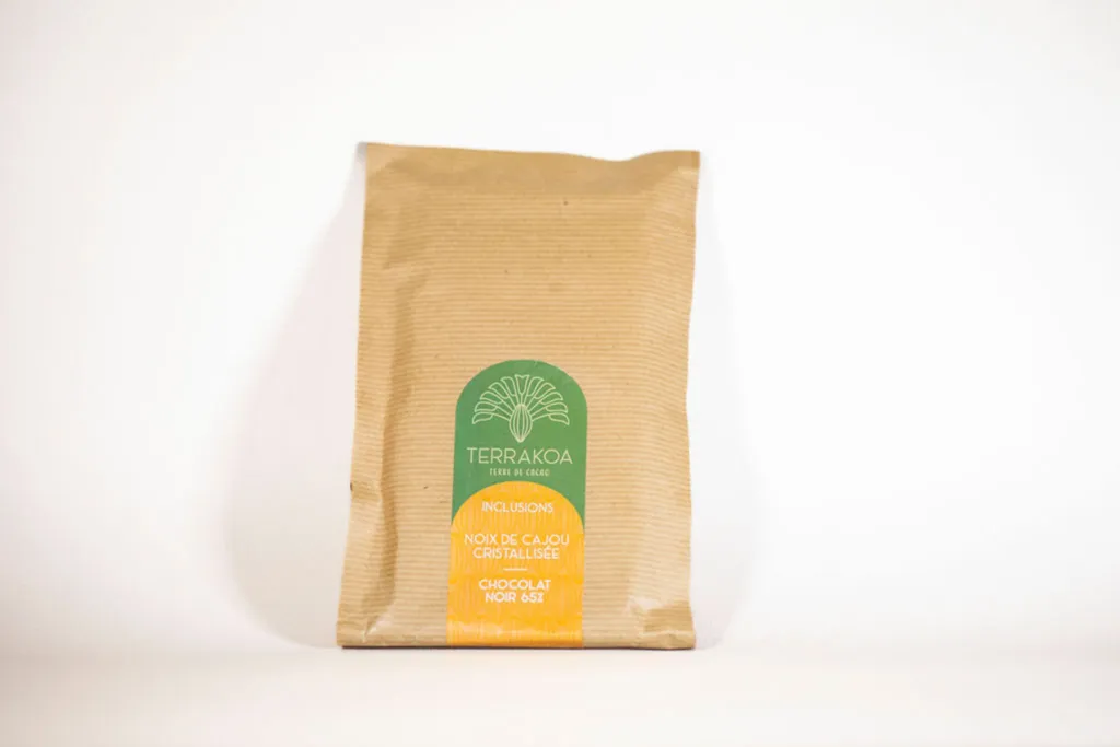 Une tablette de chocolat noir sublimée par des noix de cajou cristallisées pour une expérience gustative alliant douceur et croquant