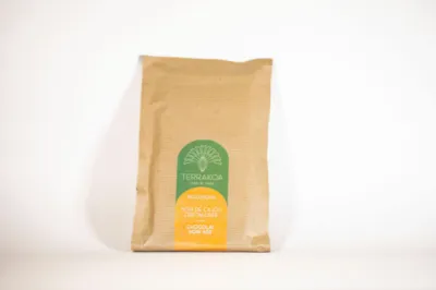 Une tablette de chocolat noir sublimée par des noix de cajou cristallisées pour une expérience gustative alliant douceur et croquant