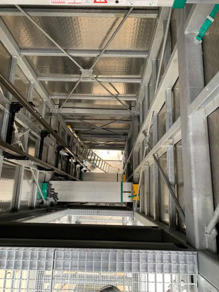 vue d'nsemble de la gaine du pylone de l'élévateur vertical VIMEC E10 en Avignon