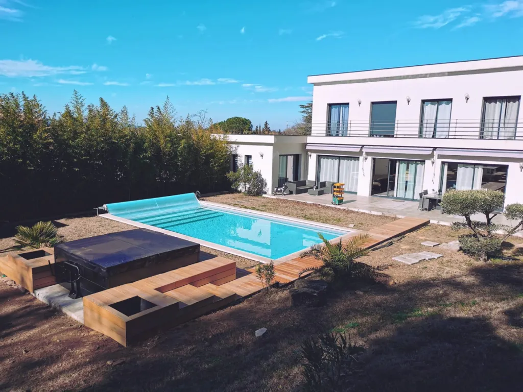 Installation d’un spa Napoli Luxe sur terrasse bois paysagée