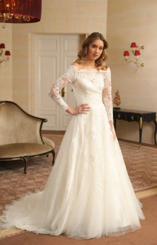 Robe de mariée princesse dentelle, élégante, broderie, manches longues robe de créateur Pronuptia a plan de campagne proche d'Aix- en-provence