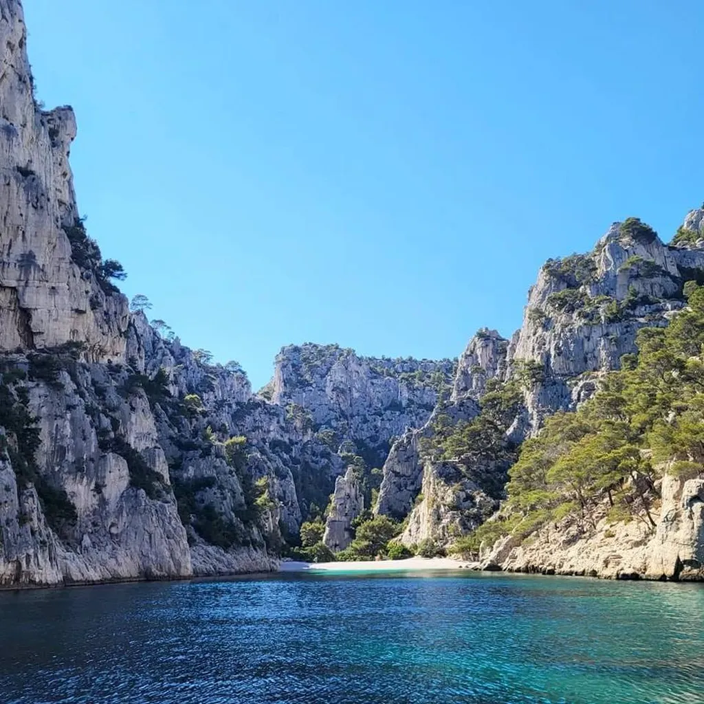 Explorez les eaux cristallines de la Calanque d'En-Vau avec L'Eden Boat : une expérience maritime inoubliable