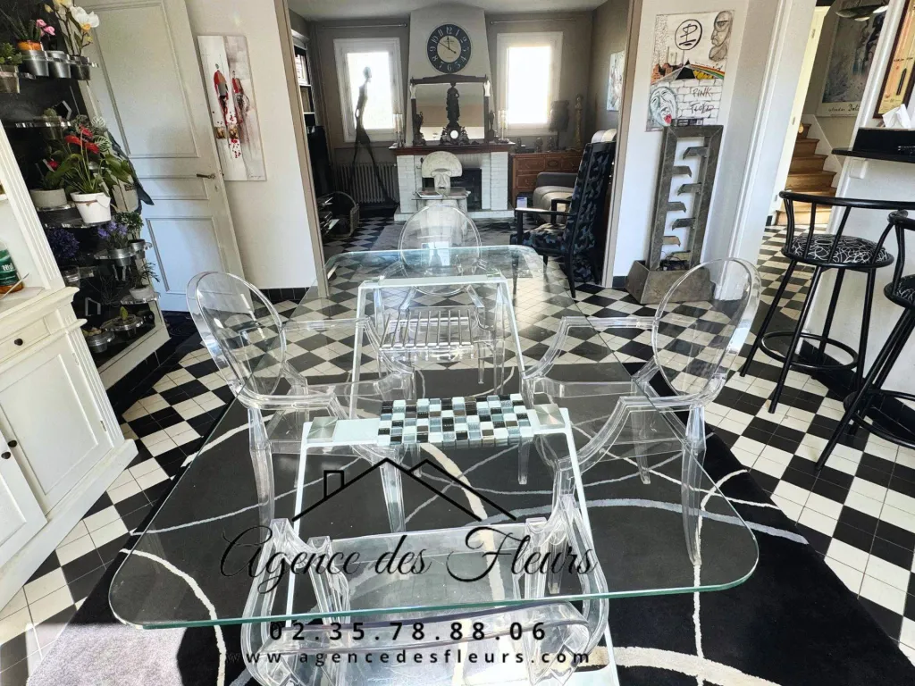 A vendre maison familiale de 243 m² édifiée sur un terrain de 749 m² sur la commune de MONTFORT SUR RISLE 27 290