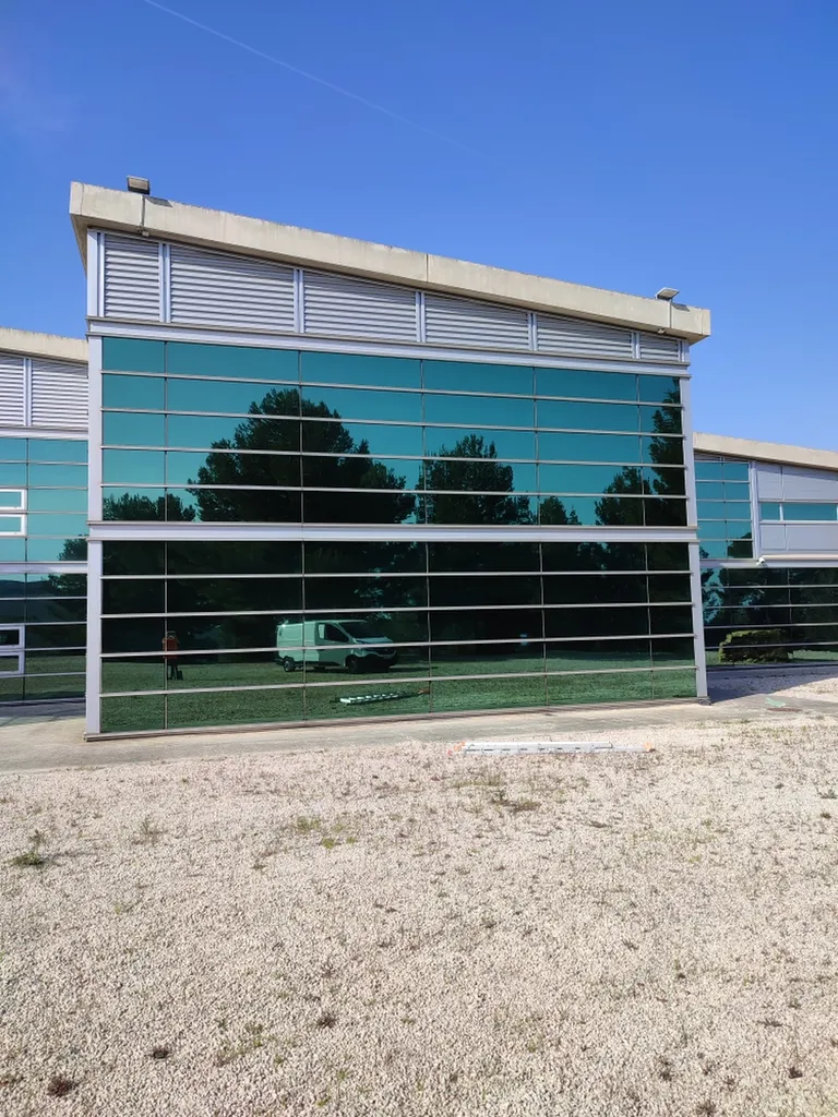 Films solaires professionnels haute protection pour façade vitrée afin d’améliorer confort thermique entreprise proche de Marignane