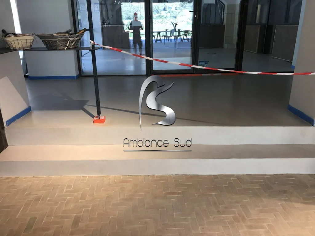 SOL EN BETON CIRE COULE A BANDOL DANS LE VAR 83