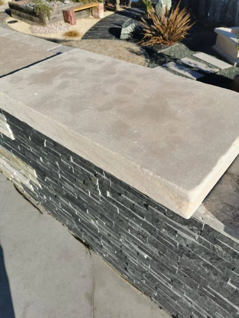 MARGELLE PISCINE EN PIERRE DU MAROC - NIMES ANTIQUE - MONTPELLIER ANTIQUE AU FORMAT L.L * 40 * 7.5CM FINITION VIEILLIE BORD DROIT