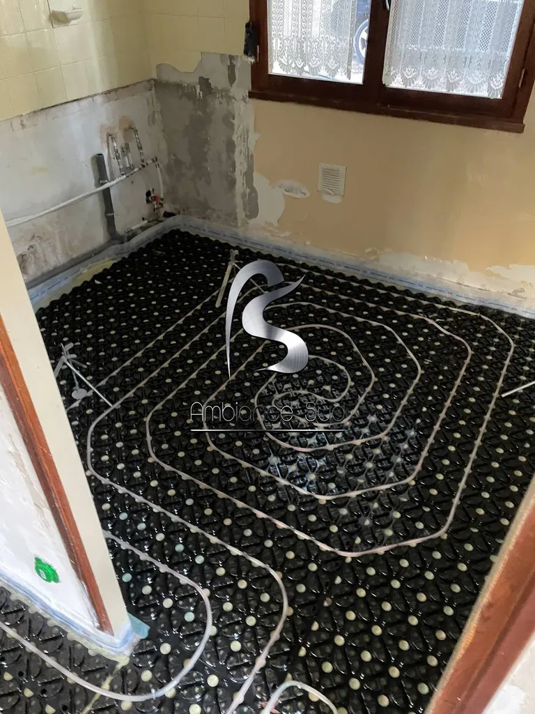 Rénovation d’un sol avec un plancher chauffant de faible épaisseur grâce à notre chape mince fibrée à Pertuis à côté d’Aix-en-Provence