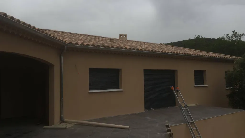 Zinguerie sur toiture plate à Orange pose de noues chéneau et abergement sur Velux ou cheminée