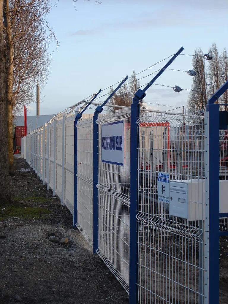 Installation de Clôtures sécurité périmétriques, Panneaux rigides avec fils barbelés et Treillis soudés au Havre et sa région ou agglomération en Seine-Maritime 76
