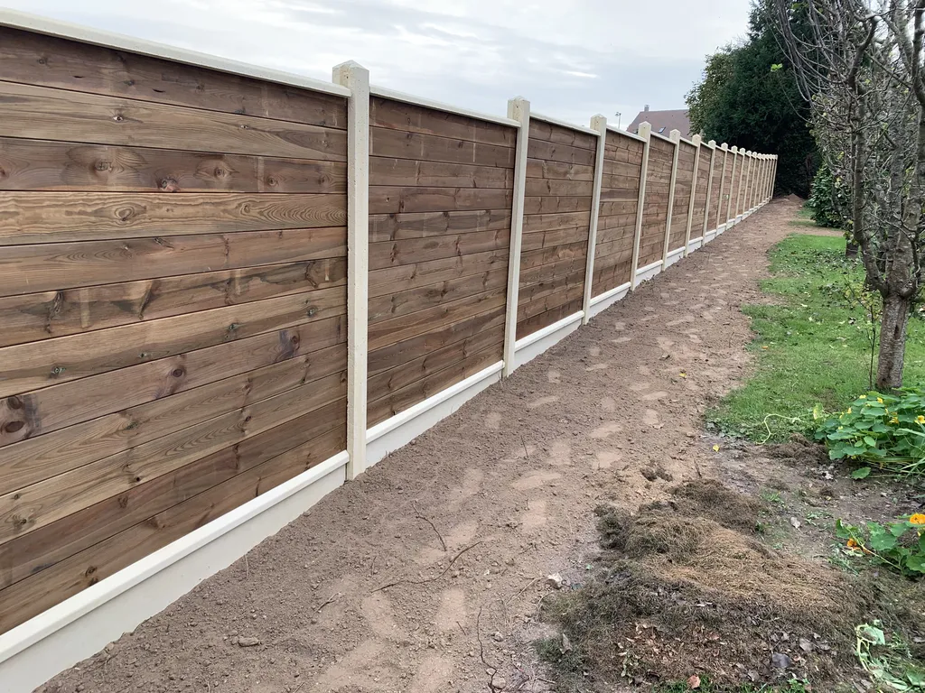 Installation de Clôture Occultante Mixte Béton et Bois, Lames Horizontales Sur-Mesure à Bernay dans l'Eure 27 et Serquigny