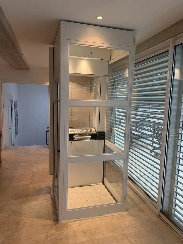 Design et pylône vitré en partie supérieure pour cet élèvateur vertical donnant sur la terrasse à Marseille