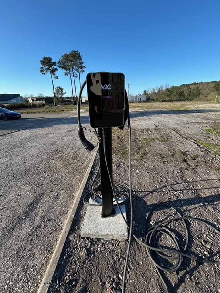 À Martillac 33650 en Gironde, aménagement d'infrastructure avec tranchée et installation de deux bornes de recharge doubles sur pied V2C Trydan 22kW pour flotte d'entreprise.